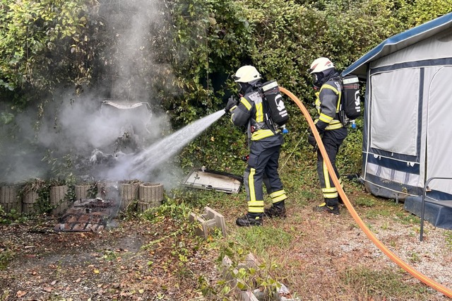 Feuerwehr Kandern bei der Brandbekmpfung  | Foto: Feuerwehr Kandern