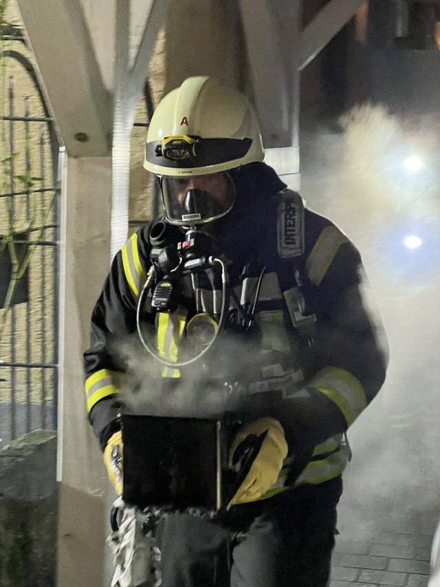 Feuerwehrmann der Einsatzabteilung unter Atemschutz im Einsatz.  | Foto: Feuerwehr Kandern