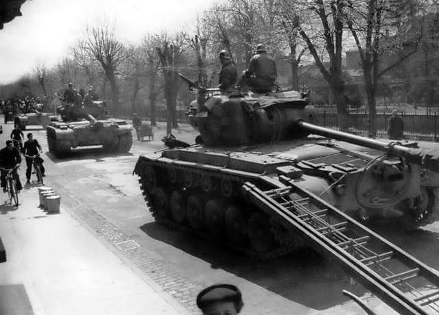 Franzsische Panzer in der Wilhelmstra...ril 1945 war fr Offenburg Kriegsende.  | Foto: Stadtarchiv