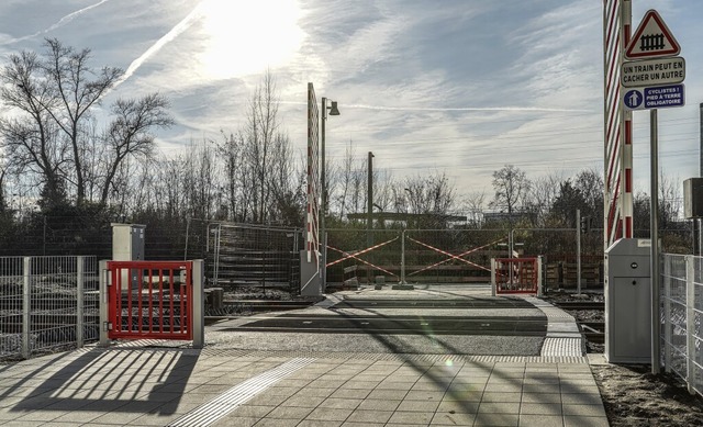 Sonst in Frankreich verboten: Bahnber...nger und Radfahrer ber die Schienen.  | Foto: teli