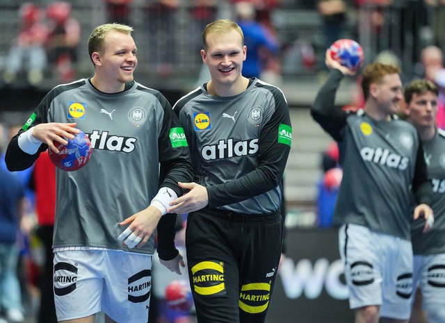 Justus Fischer (l) und David Sp&auml;t...beim Teamabend f&uuml;r gute Stimmung.  | Foto: S&ouml;ren Stache/dpa