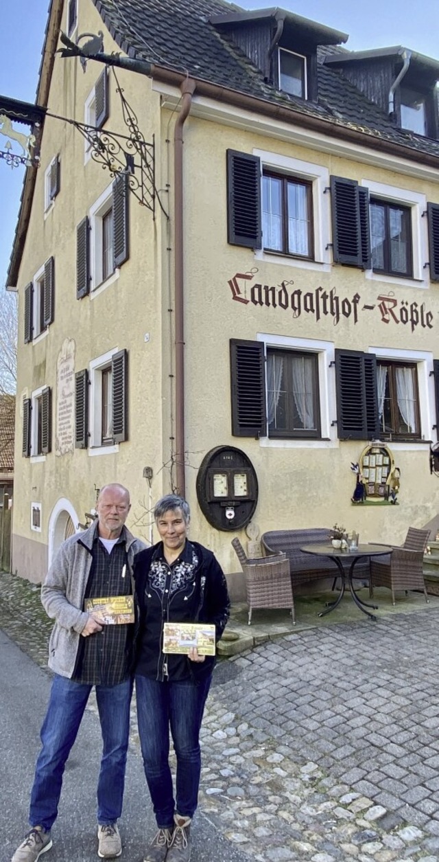 Thomas und Cornelia Engler vor dem Gasthaus, das sie seit 30 Jahren leiten.  | Foto: Jutta Schtz