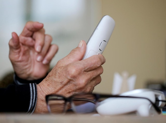 Die Betrger melden sich per Telefon.  | Foto: Roland Weihrauch (dpa)