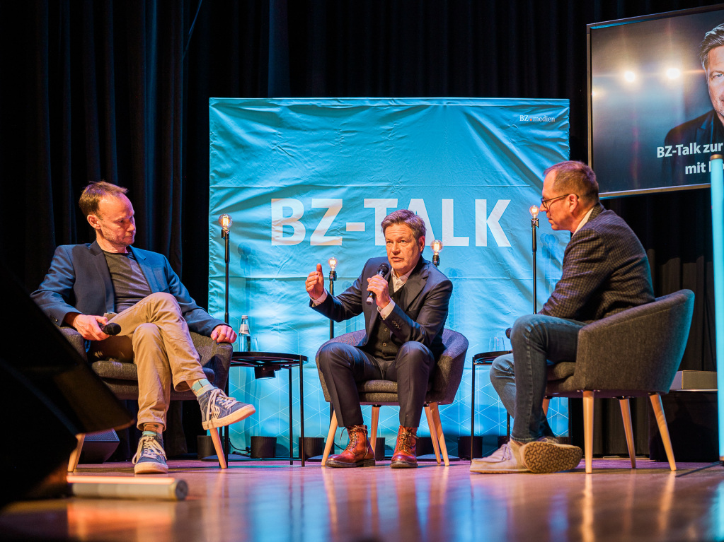 Robert Habeck stellte sich im Freiburger Paulussaal den Fragen von BZ-Chefredakteur Thomas Fricker und Dietmar Ostermann, dem Leiter des Nachrichtenressorts.