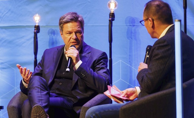 Wirtschaftsminister  Robert Habeck (Gr...-Chefredakteur Thomas Fricker (rechts)  | Foto: Philipp von Ditfurth (dpa)
