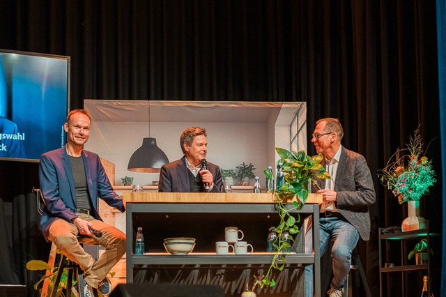 Dietmar Ostermann, Robert Habeck und Thomas Fricker im Freiburger Paulussaal.  | Foto: Johannes Meger