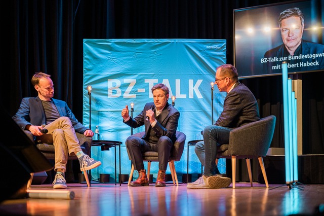 Dietmar Ostermann, Robert Habeck und Thomas Fricker im Freiburger Paulussaal.  | Foto: Johannes Meger