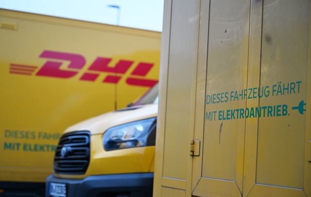 Elektro-Transporter von DHL stehen auf...r Elektro-Anteil k&uuml;nftig steigen.  | Foto: Wolf von Dewitz/dpa