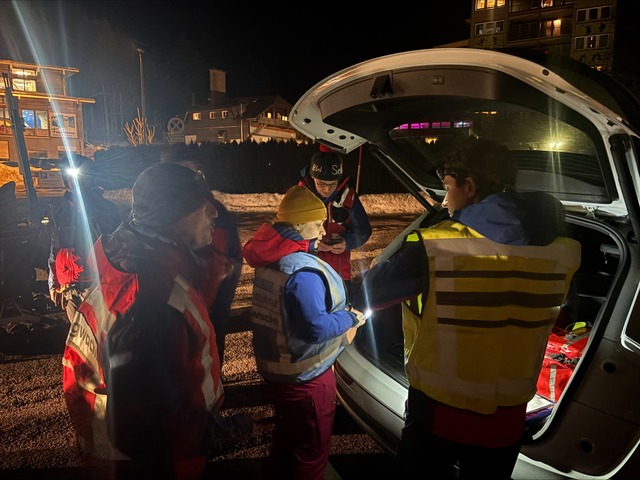 25 Bergretterinnen und Bergretter sind in der Dunkelheit im Einsatz.  | Foto: Leonard Rmmele (Bergwacht Schwarzwald)