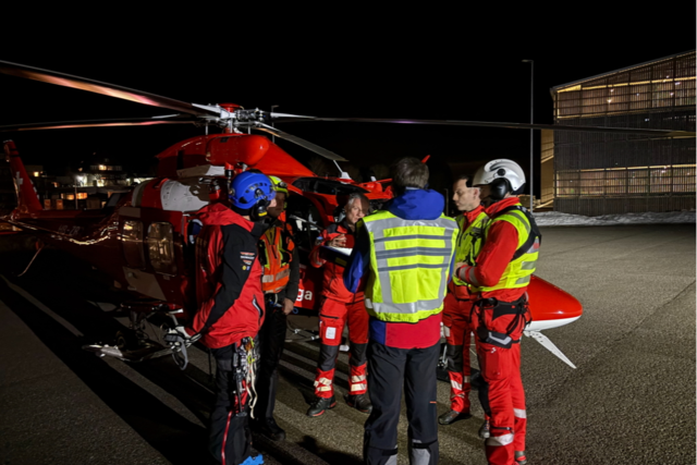 Bergwacht rettet Touristen am Feldberg mit Heli in der Dunkelheit