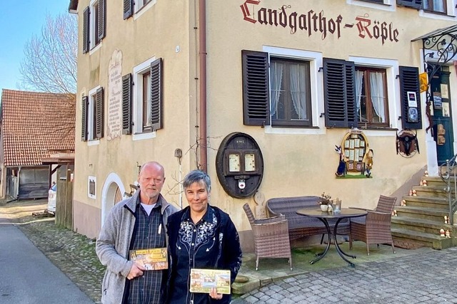 Thomas und Cornelia Engler vor dem Gasthaus, das sie seit 30 Jahren leiten.  | Foto: Jutta Schtz