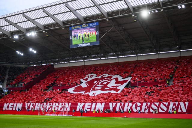 Die Choreographie der Fans des SC Freiburg am Spieltag.  | Foto: dpa