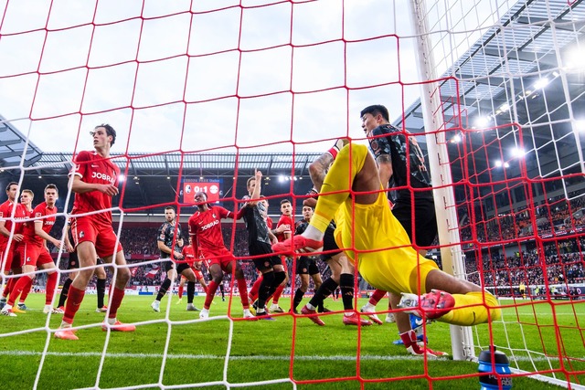 Ball und Torwart im Netz: Das 2:0 der ... Freiburger Seite f&uuml;r &Auml;rger.  | Foto: Tom Weller/dpa