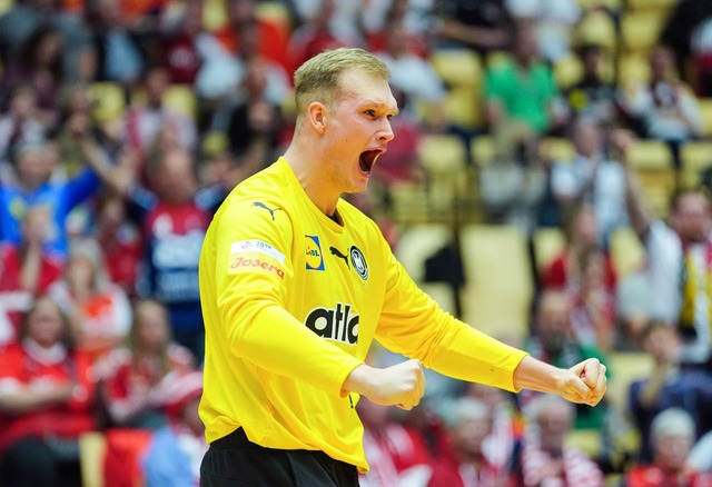 Torwart David Sp&auml;th &uuml;berragt...r deutschen Handballer gegen Tunesien.  | Foto: Soeren Stache/dpa