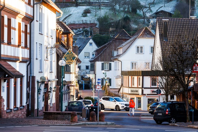 Menschen gehen durch den Ortskern von Alpirsbach.  | Foto: Philipp von Ditfurth/dpa