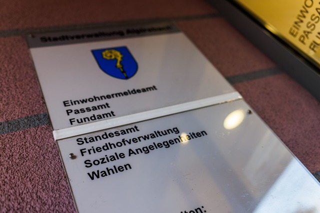 Ein Schild an einem Geb&auml;ude der S...erweist unter anderem auf das Wahlamt.  | Foto: Philipp von Ditfurth/dpa