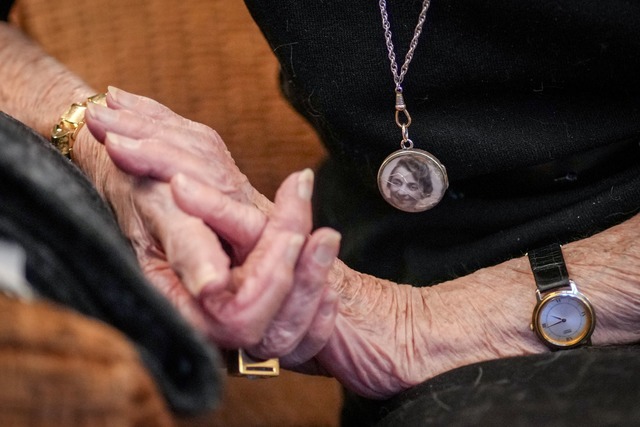 Margot Friedl&auml;nder tr&auml;gt ein...htungslager Auschwitz ermordet wurden.  | Foto: Kay Nietfeld/dpa