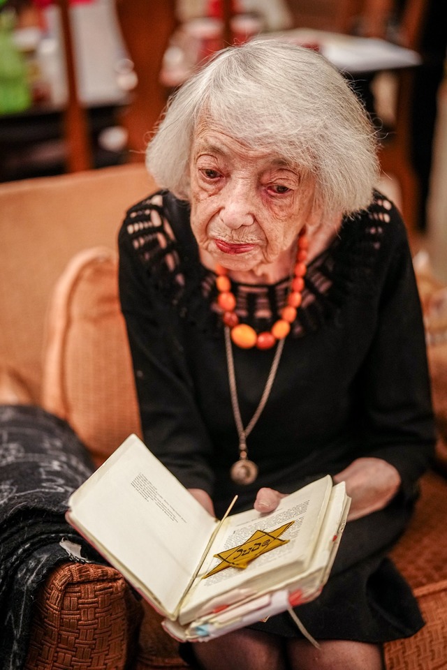 Ihren "Judenstern" hat Margot Friedl&a...chicksal hat sie ein Buch geschrieben.  | Foto: Kay Nietfeld/dpa