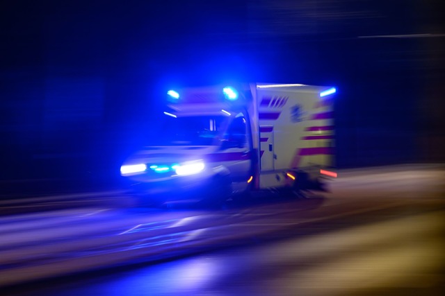 Schwer verletzt wurde die junge Frau in ein Krankenhaus gebracht. (Symbolbild)  | Foto: Robert Michael/dpa