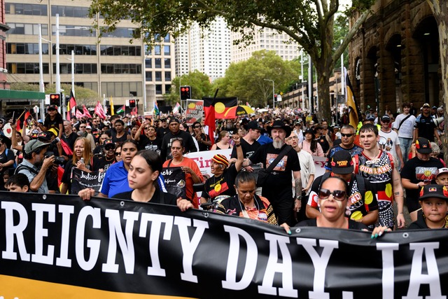 Zehntausende Menschen haben in Austral...feiertag  "Australia Day" protestiert.  | Foto: Steven Markham/AAP/dpa