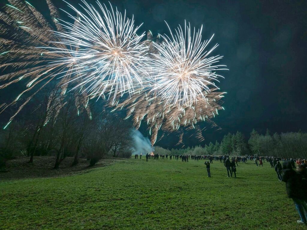 Unzhlige Menschen aus der ganzen Region verfolgten das Feuerwerk-Spektakel beim Event 