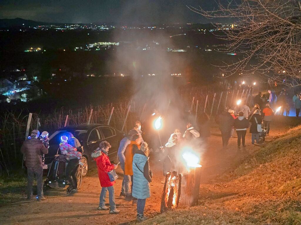 Feuer und Lichterketten beleuchteten das Festgelnde.