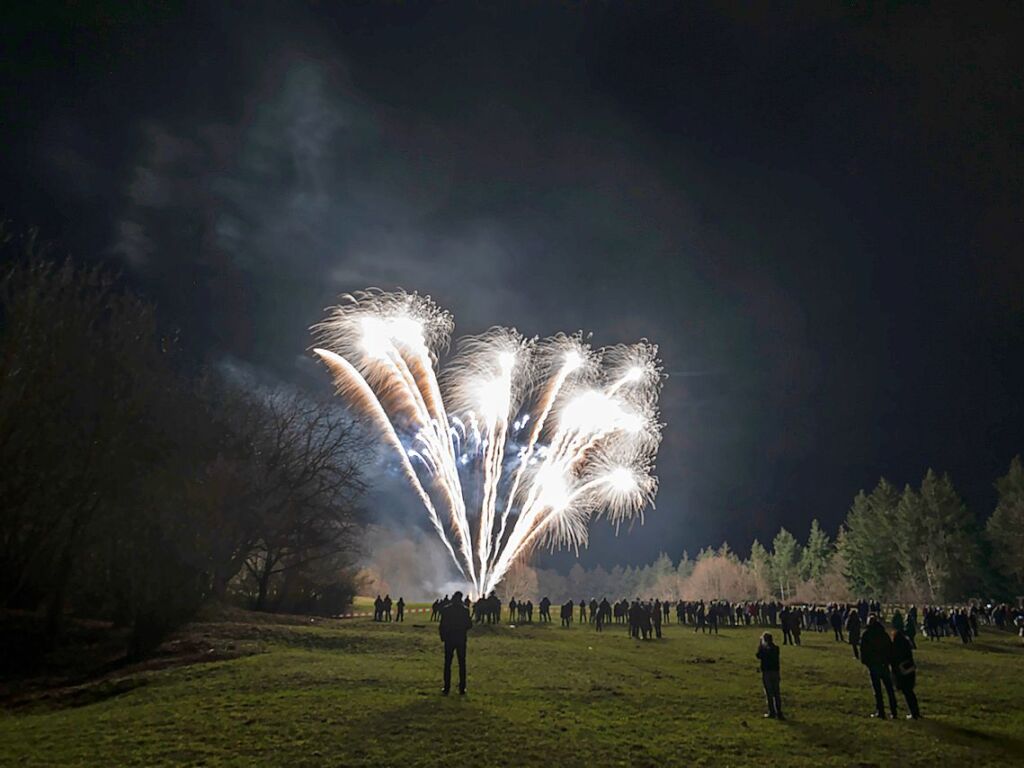 Unzhlige Menschen aus der ganzen Region verfolgten das Feuerwerk-Spektakel beim Event 