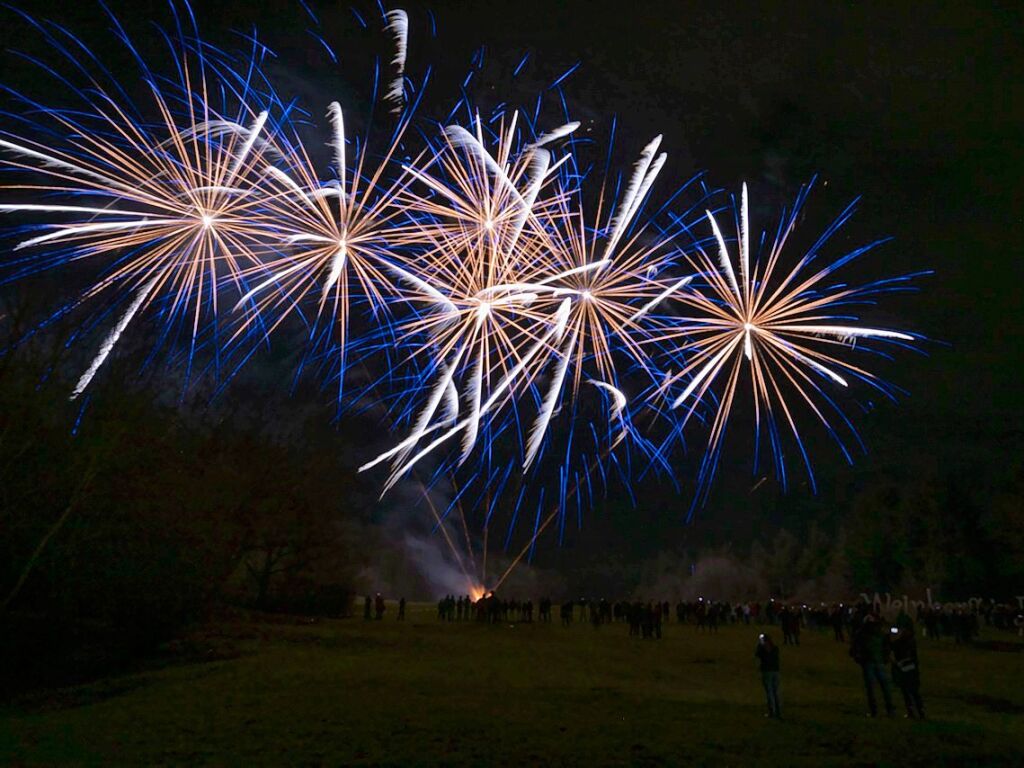 Unzhlige Menschen aus der ganzen Region verfolgten das Feuerwerk-Spektakel beim Event 