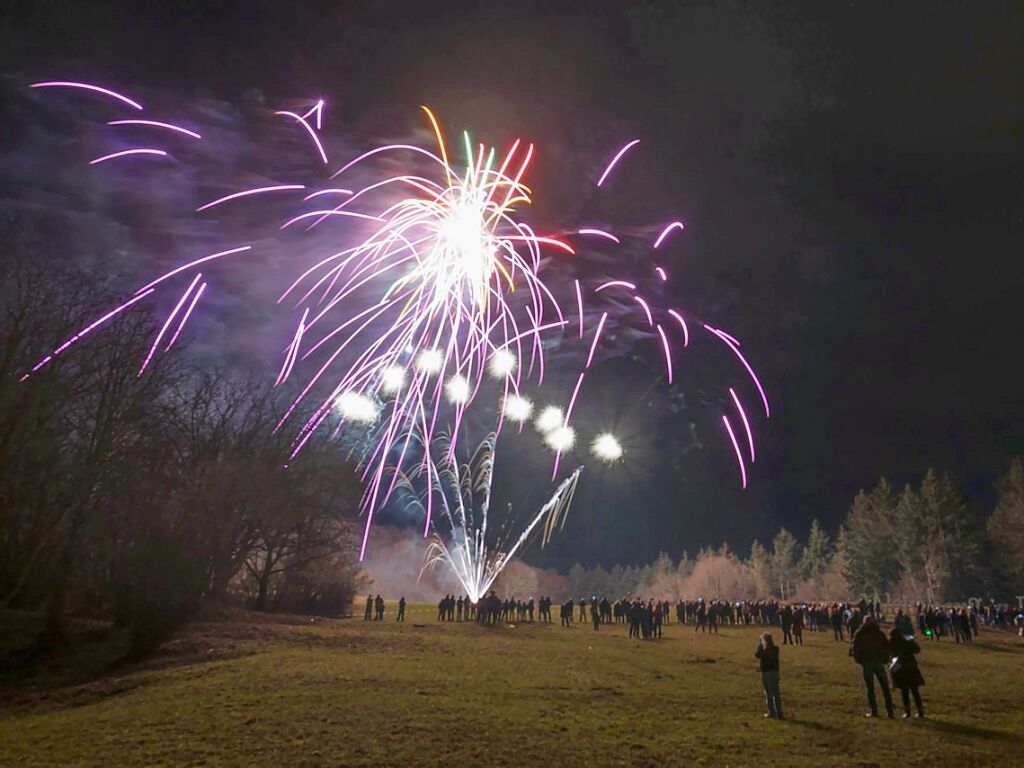 Unzhlige Menschen aus der ganzen Region verfolgten das Feuerwerk-Spektakel beim Event 