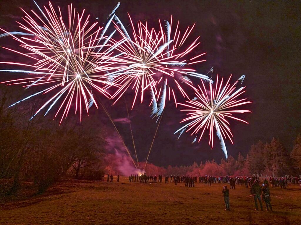 Unzhlige Menschen aus der ganzen Region verfolgten das Feuerwerk-Spektakel beim Event 