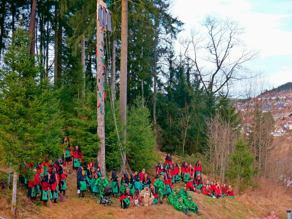 Die Jubiznfte unter ihrem nachhaltigen Narrenbaum.