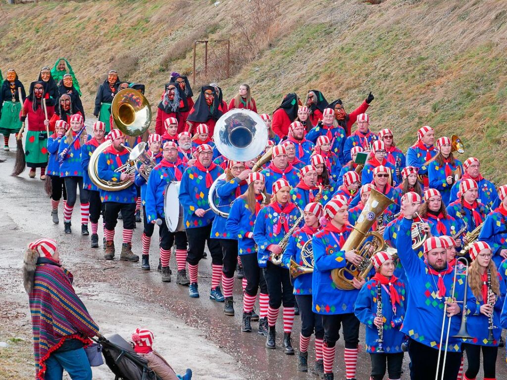 Sternmarsch zum Narrenbaum - Stadtmusik fhrt die Jubiznfte an.