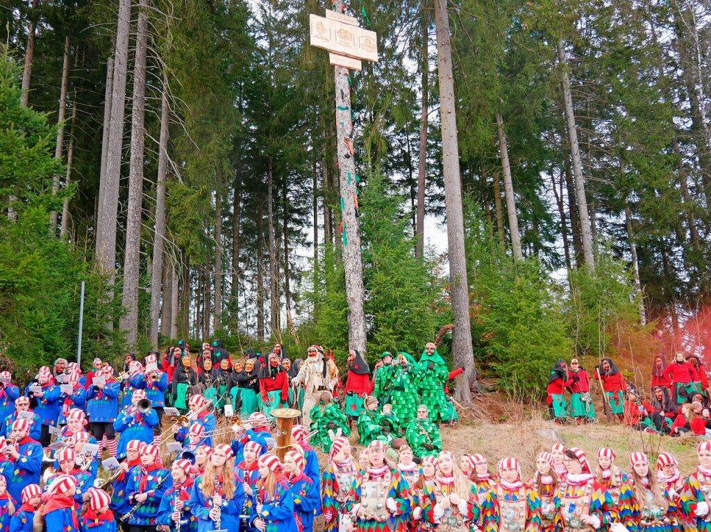 Die Jubiznfte unter ihrem nachhaltigen Narrenbaum. Im Vordergrund Stadtmusik und Spielmannszug.