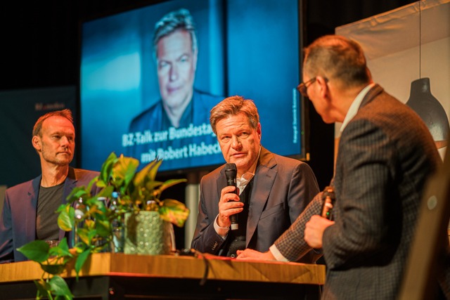 Robert Habeck, Spitzenkandidat der Gr...-Chefredakteur Thomas Fricker (rechts)  | Foto: Johannes Meger