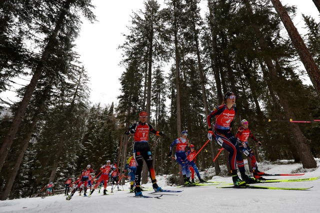 In der Staffel hatte das junge deutsche Team keine Chance.  | Foto: Alessandro Trovati/AP/dpa