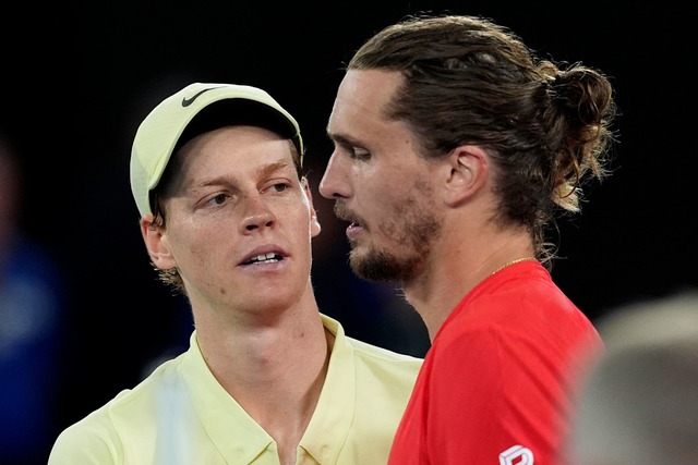 Jannik Sinner (l) baute Alexander Zverev auf  | Foto: Ng Han Guan/AP/dpa