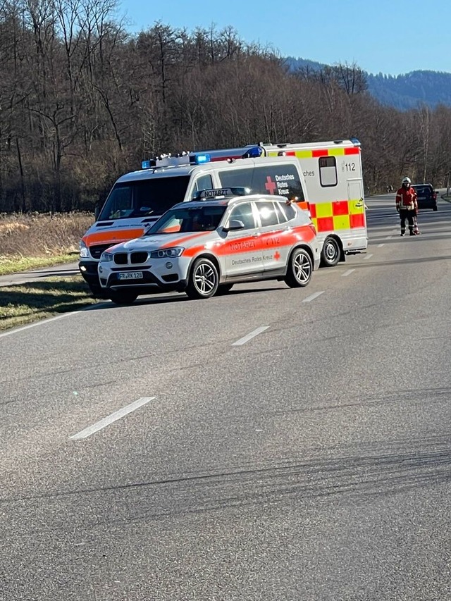 Das DRK kmmerte sich um die verletzte Autofahrerin.  | Foto: DRK Umkirch