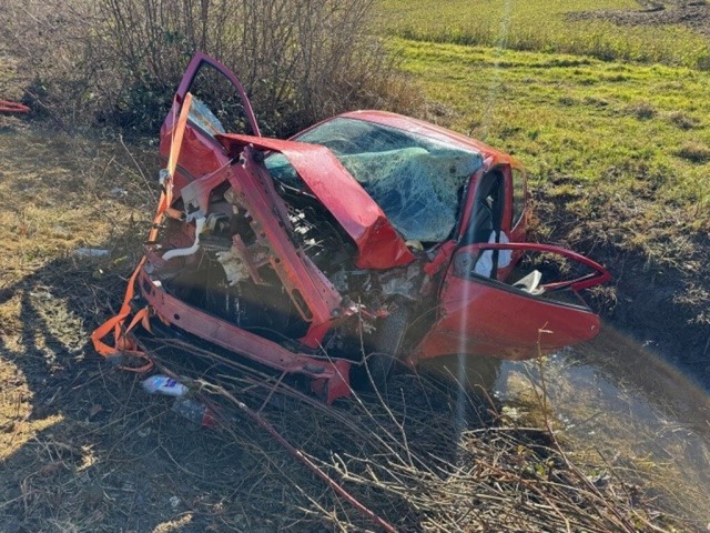 Die Autofahrerin kam aus ungeklrter Ursache von der Fahrbahn ab.  | Foto: Feuerwehr March