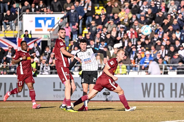 Hattrick perfekt: Ulms Telalovi&#263; trifft zum 3:0 gegen Regensburg.  | Foto: Harry Langer/dpa