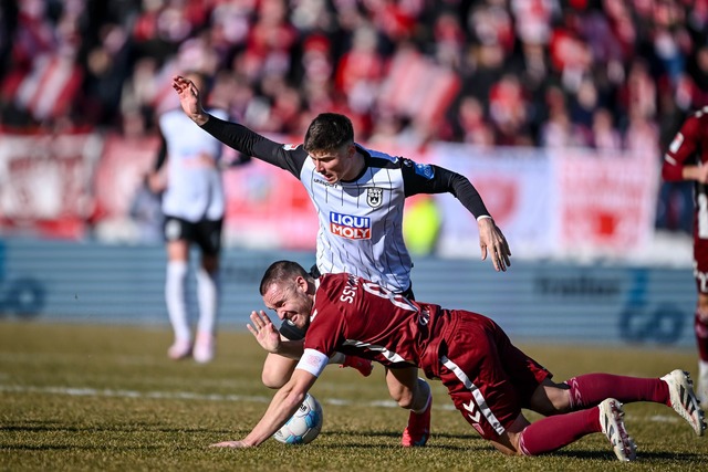 Das tut weh: Regensburg Andreas Geipl (unten) und Regensburg gehen in Ulm unter.  | Foto: Harry Langer/dpa