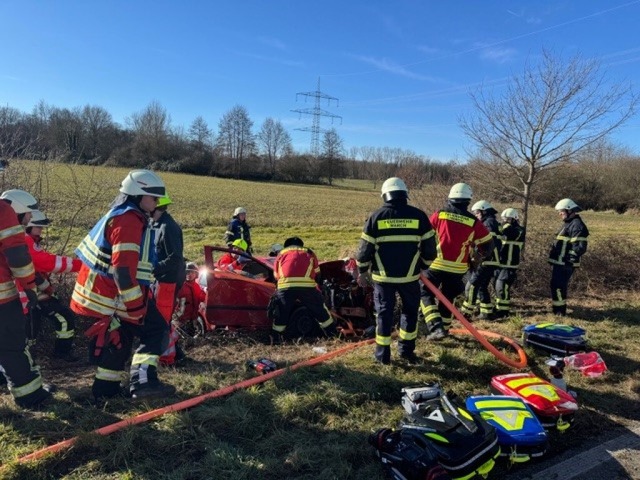 Die Autofahrerin kam aus ungeklrter Ursache von der Fahrbahn ab.  | Foto: Feuerwehr March