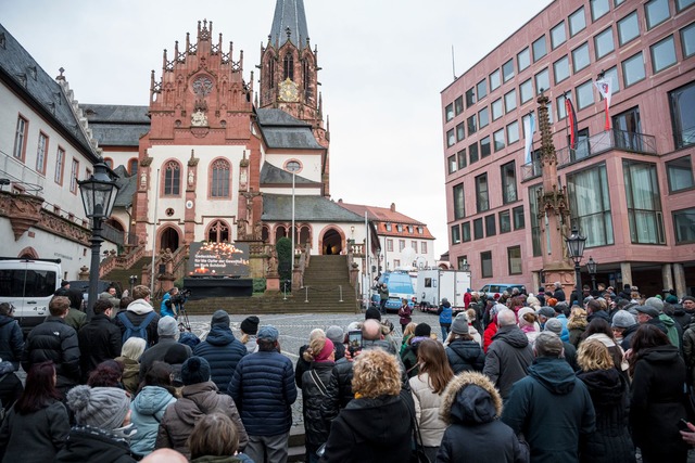 Gedenkgottesdienst f&uuml;r die Opfer der Messerattacke.  | Foto: Daniel Vogl/dpa