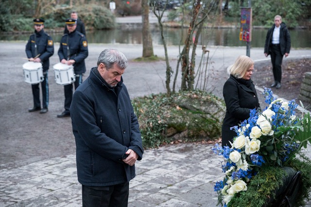 S&ouml;der und Faeser besuchten den Tatort.  | Foto: Daniel Vogl/dpa