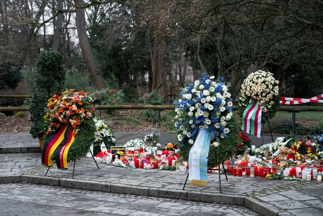 Kr&auml;nze f&uuml;r die Opfer der Messerattacke.  | Foto: Daniel Vogl/dpa