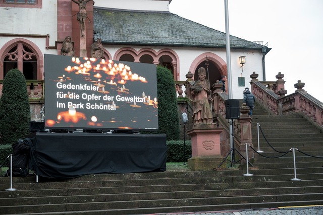 Die Gedenkfeier wurde per Leinwand &uuml;bertragen  | Foto: Daniel Vogl/dpa