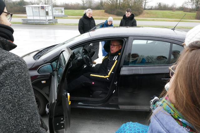 Ralf Grsslin erklrt die richtige Sitzeinstellung.  | Foto: Sophia Ungerland