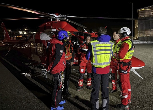 Besprechung vor der Rettung aus der Luft  | Foto: Bergwacht