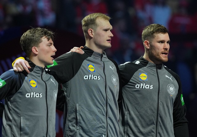 Die deutschen Handballer um Nils Licht...ffen im WM-Viertelfinale auf Tunesien.  | Foto: Soeren Stache/dpa