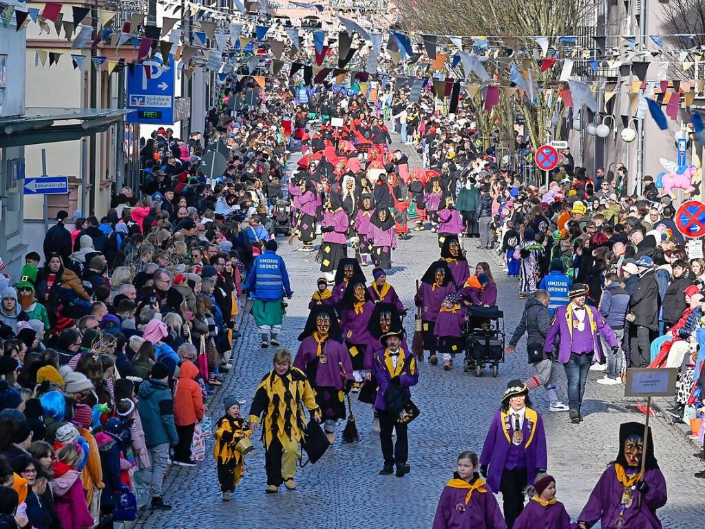 Zahlreiche Hstrger zogen am Sonntag durch die Lahrer Innenstadt. Die Besucher verfolgten das Treiben gut gelaunt.