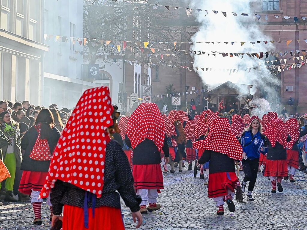 Zahlreiche Hstrger zogen am Sonntag durch die Lahrer Innenstadt. Die Besucher verfolgten das Treiben gut gelaunt.